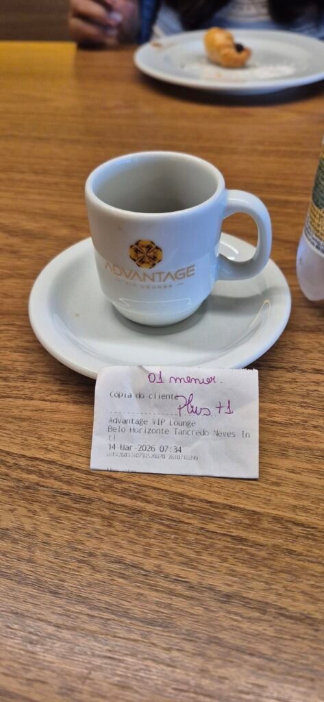 20260314_075738-473x1024 Review: Sala Advantage VIP em Confins – lounge amplo, confortável e com acesso também no desembarque, Mas... Cartões e Bancos Milhas e Emissões 