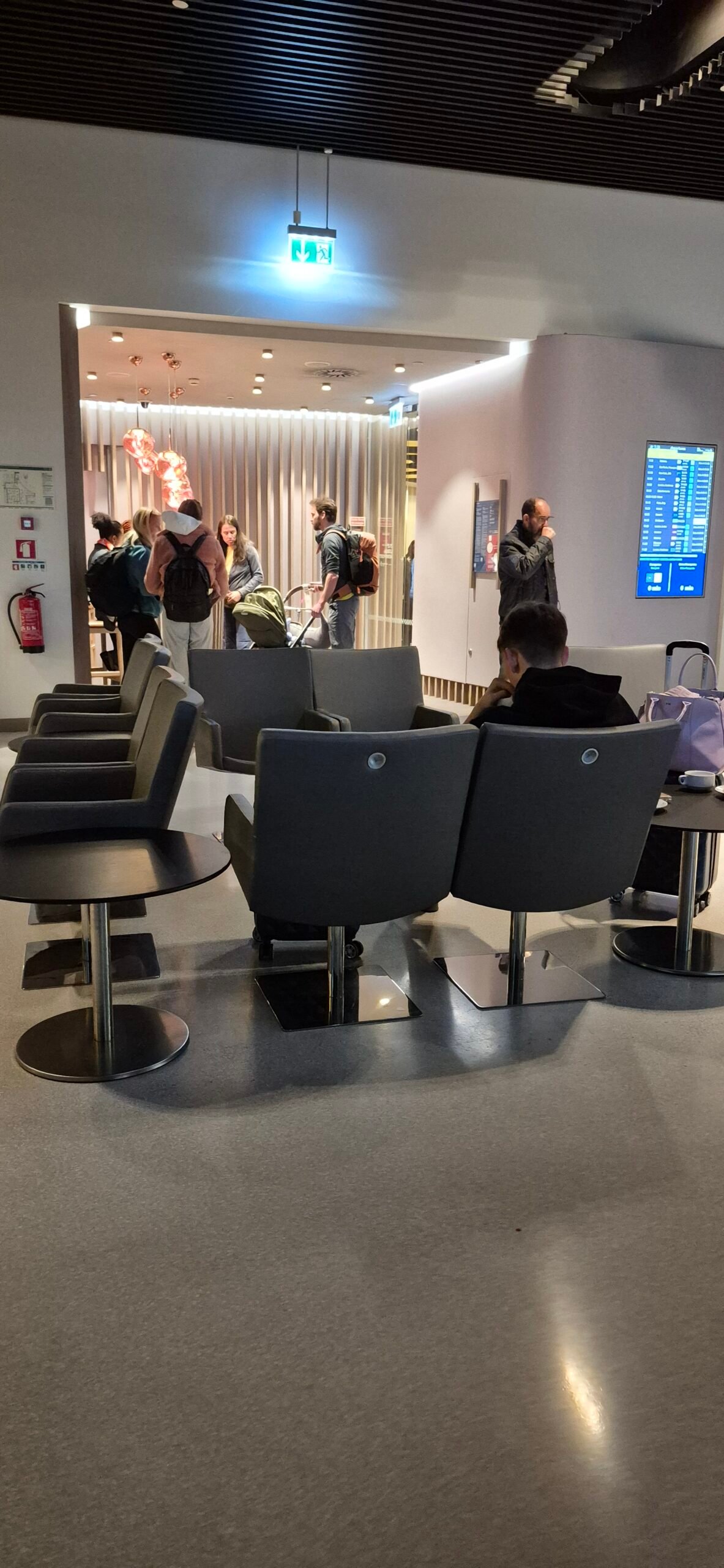 1000647448-scaled Review completo ANA Lounge Lisboa: horários, localização, quem pode acessar, Vale à pena? Destaque Milhas e Emissões SALAS VIP Viagem e Destinos
