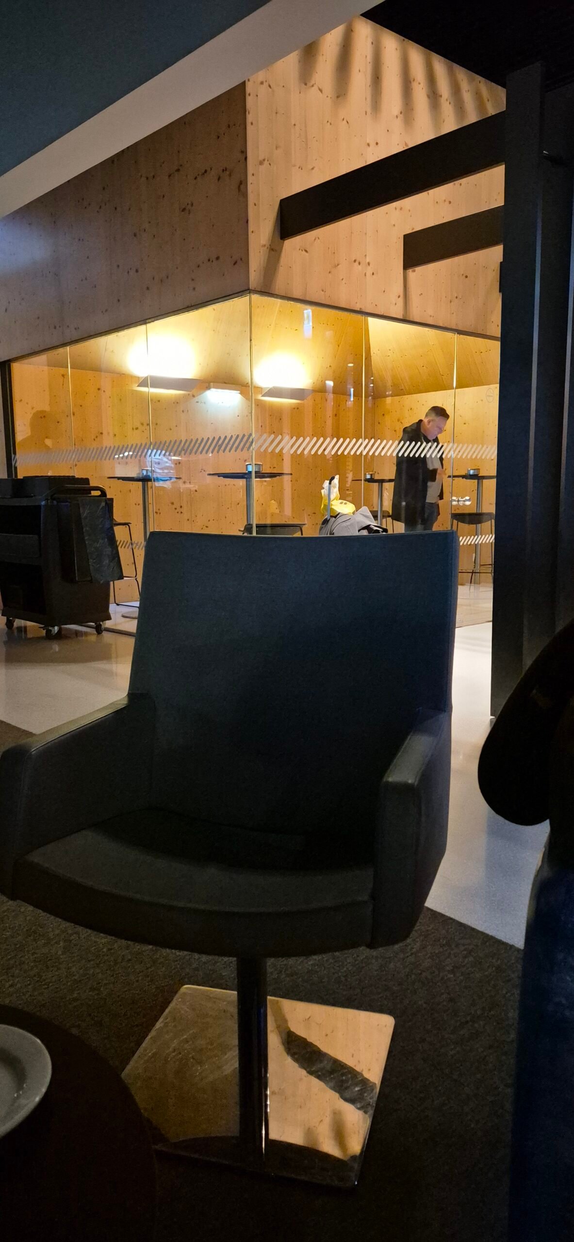 1000647452-2-scaled Review completo ANA Lounge Lisboa: horários, localização, quem pode acessar, Vale à pena? Destaque Milhas e Emissões SALAS VIP Viagem e Destinos