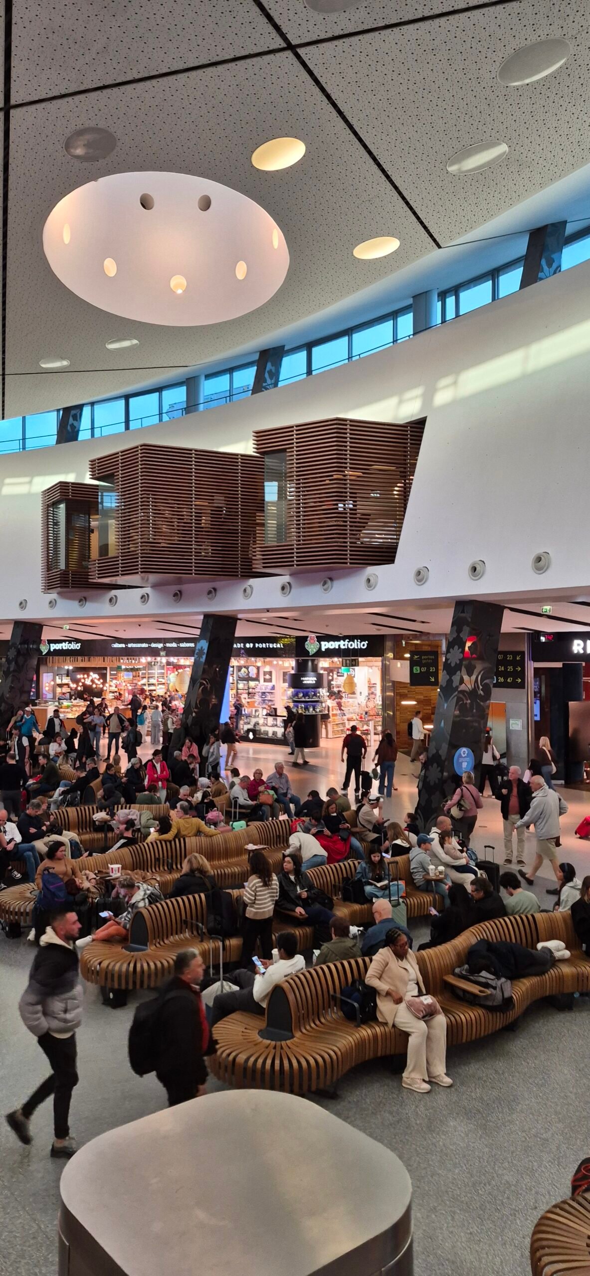 1000647457-scaled Review completo ANA Lounge Lisboa: horários, localização, quem pode acessar, Vale à pena? Destaque Milhas e Emissões SALAS VIP Viagem e Destinos