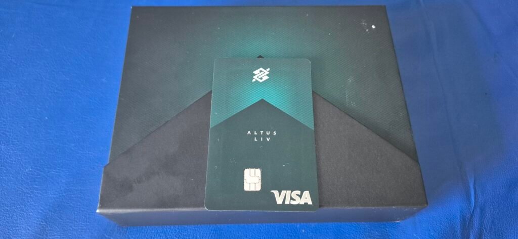 1000700663-1024x473 CHEGOU! Unboxing do Altus Liv, Pontuação, Salas VIP, anuidade, Isenção e como conseguir Cartões e Bancos Destaque Milhas e Emissões SALAS VIP 