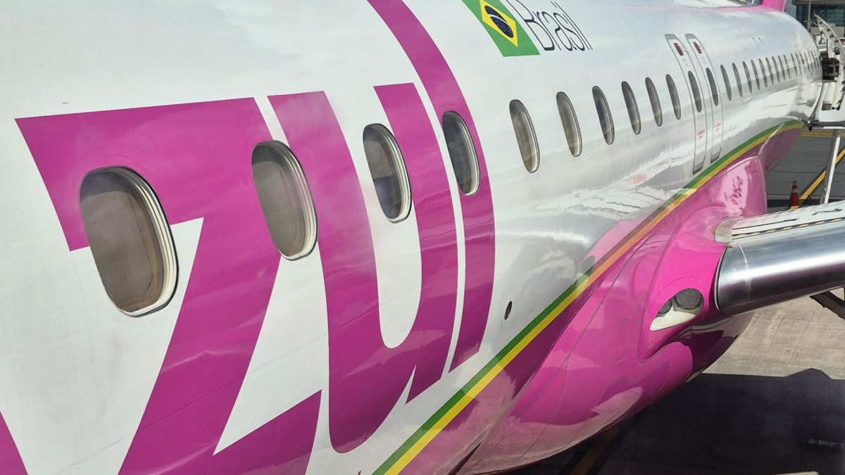 avião rosa da Azul Embraer 195 e2