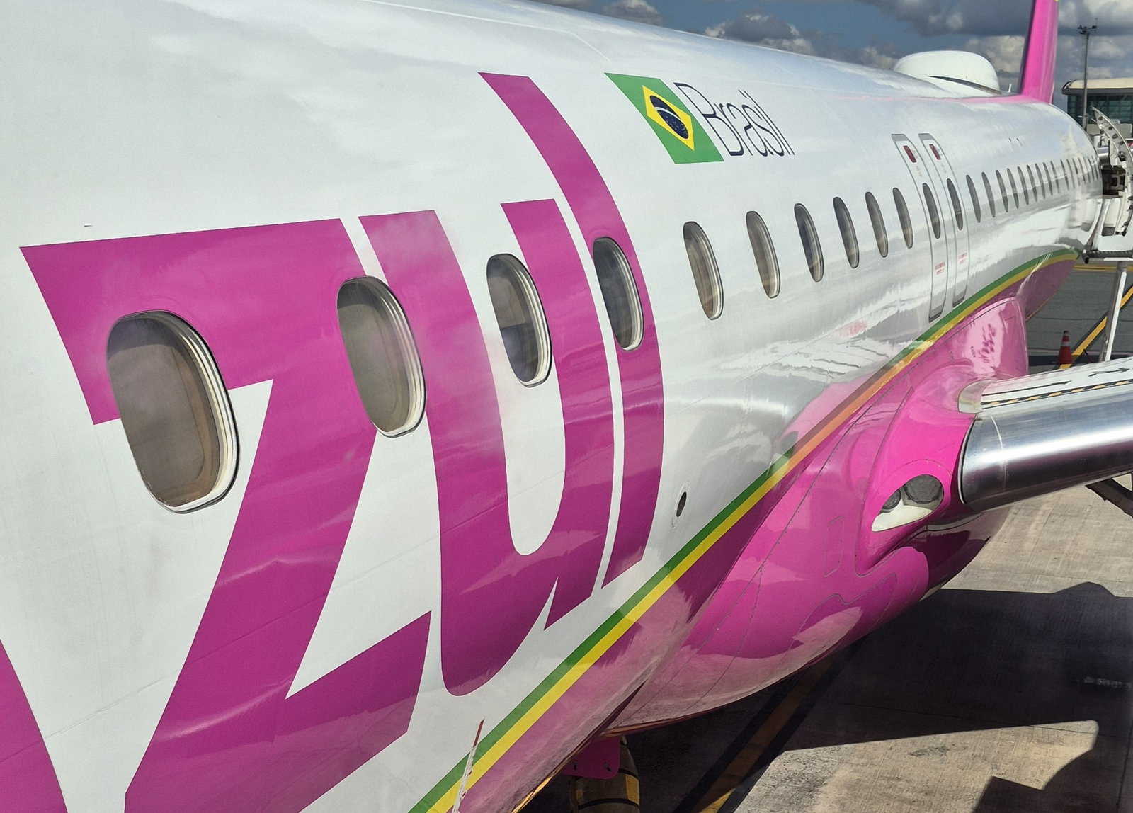 avião rosa da Azul Embraer 195 e2